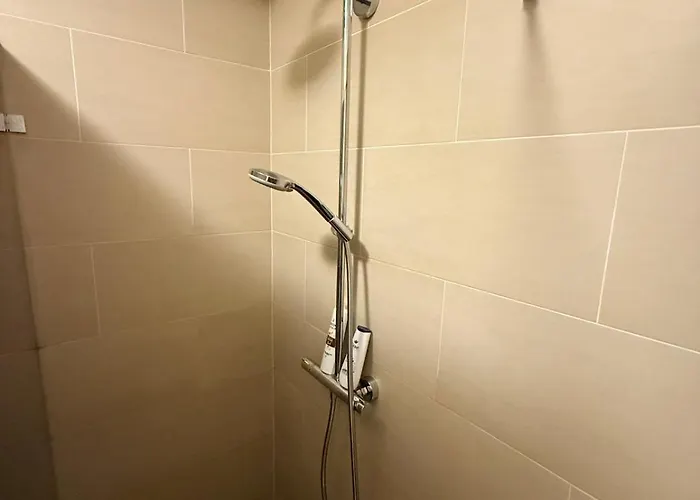 2 Bedroom With Great Location And Air Conditioning And Parking Apartmán