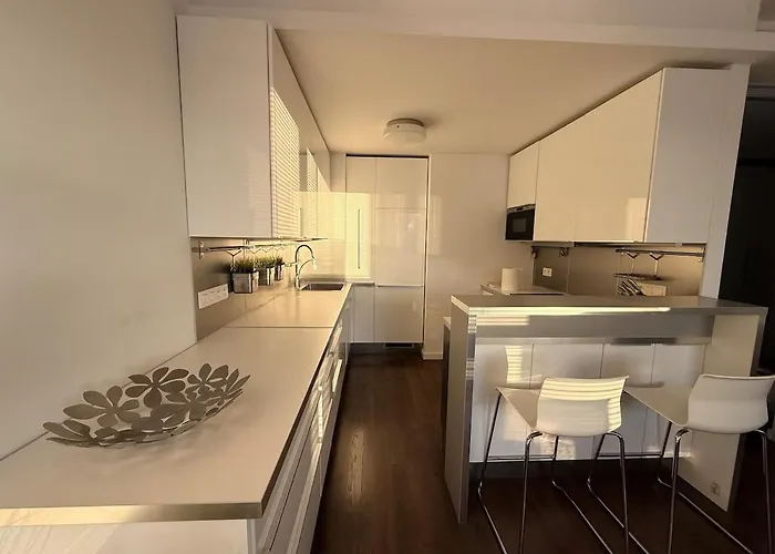 2 Bedroom With Great Location And Air Conditioning And Parking *