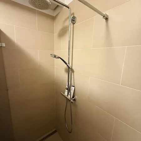 2 Bedroom With Great Location And Air Conditioning And Parking 아파트